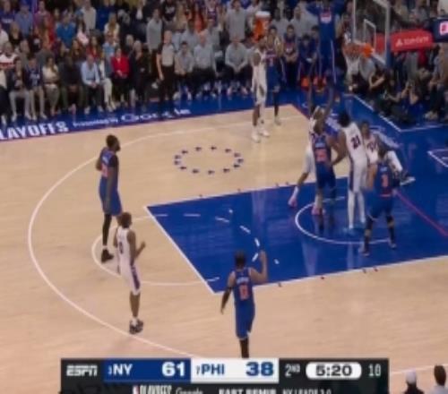 3人夾擊都夾不下來布里奇斯二次進(jìn)攻籃下強起頂著防守依然補進(jìn)