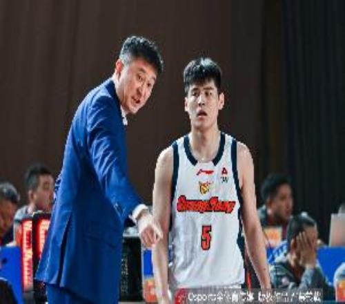 杜鋒：看到年輕隊(duì)員的擔(dān)當(dāng)&成長(zhǎng)這才是球隊(duì)未來發(fā)展的財(cái)富和底蘊(yùn)