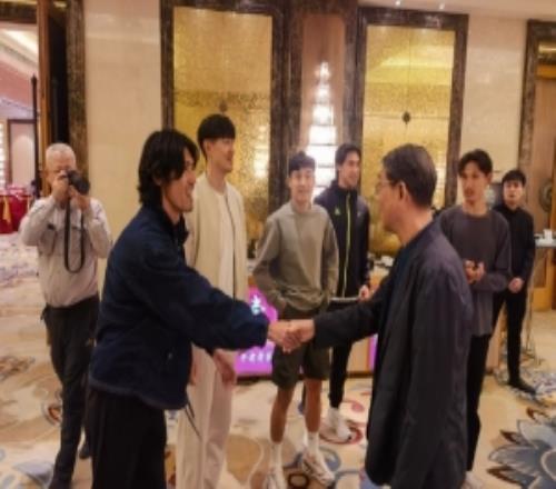 尊師重道！滬媒：徐根寶多年來(lái)每月將部分退休金上交恩師年維泗