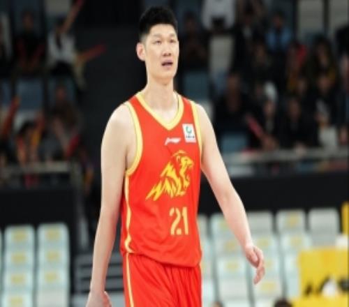 媒體人：胡金秋賽后膝蓋纏著厚厚的冰袋看起來問題不算大