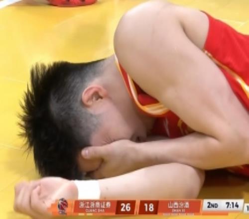 朱俊龍防守迪亞洛犯規(guī)但被后者附加動(dòng)作擊中倒地裁判沒(méi)吹罰