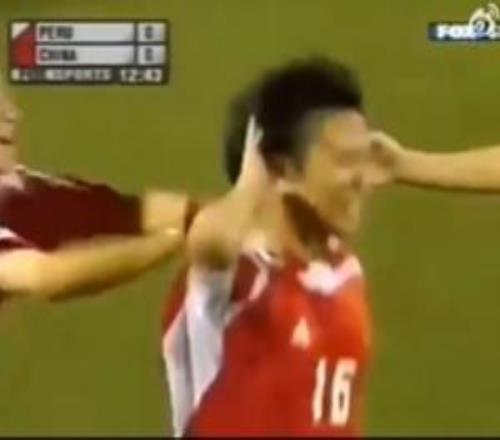 2005年世少賽，小將鄧卓翔面對(duì)東道主秘魯打進(jìn)世界波