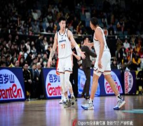 記者：張鎮(zhèn)麟真的是從1號(hào)位防到5號(hào)位防守的搖擺性太強(qiáng)了