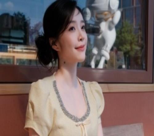 大氣溫柔又婉約！LPL女主持余霜曬照：淡黃色的長裙