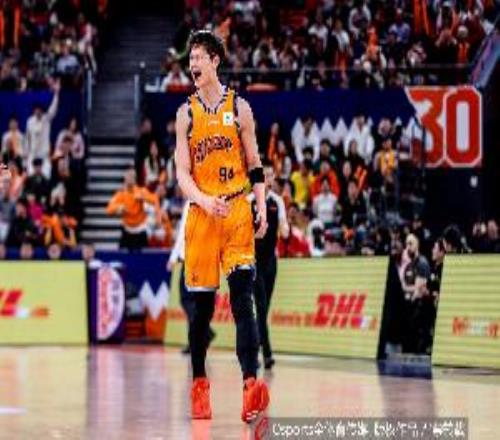 各領2次犯規(guī)！王哲林半場6分2板2助VS周琦2分3板2帽
