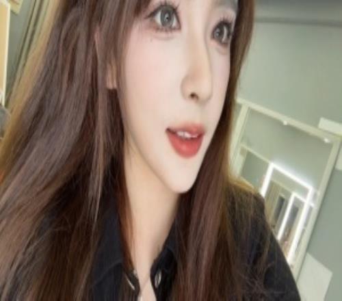 LPL女解說(shuō)Rita曬照：又是好曬的一天！搞點(diǎn)舊圖發(fā)發(fā)八