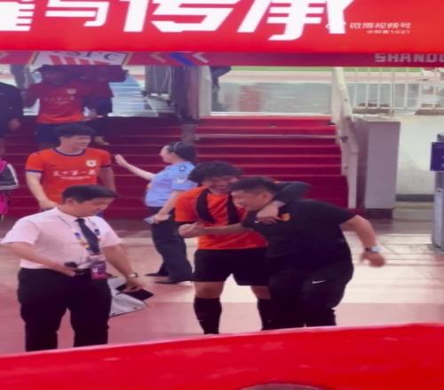 王大雷抱住重慶主帥劉建業(yè)！冷知識：他們是同一輩，僅相差1歲