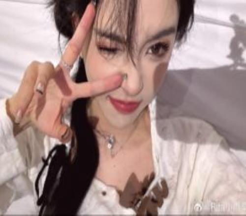 女解說(shuō)Rita曬自拍照：LPL收工累的直接躺下了