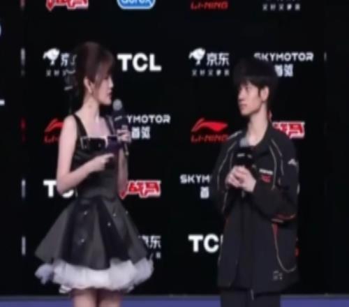 賽后采訪HongQ：小徐說想玩小炮上單有點慌，四級被單殺更慌了