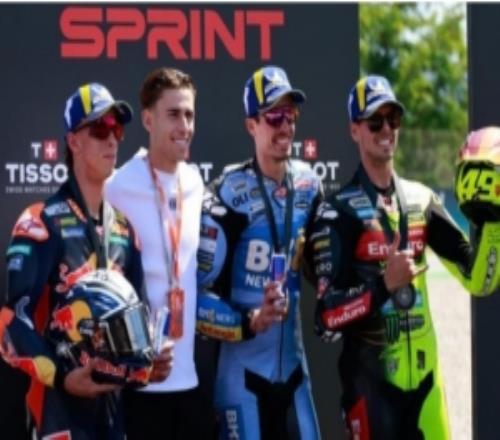 世體：費(fèi)爾明現(xiàn)場觀看MotoGP比賽，擔(dān)任揮旗嘉賓+與選手合影