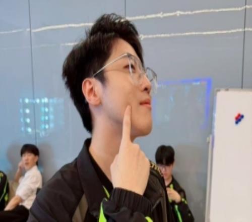 NIP輔助選手Zhuo深夜社媒：騎士之路加油！