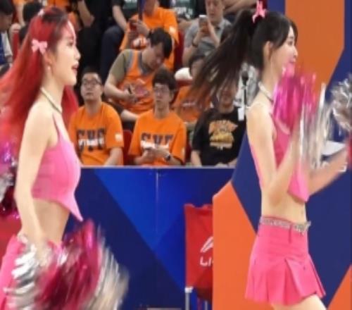 粉色小短裙！京媒曬上海隊(duì)半決賽主場啦啦隊(duì)精彩表演