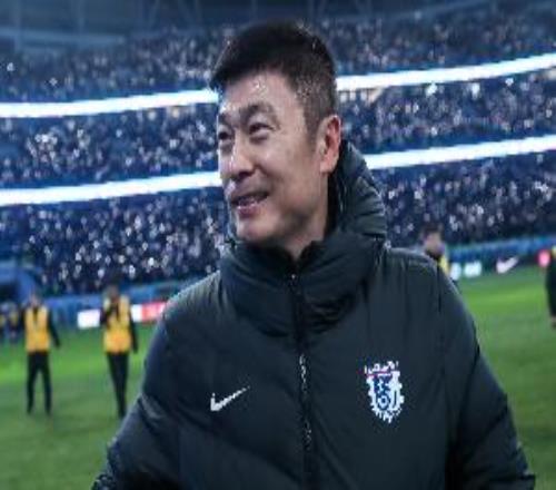 李國(guó)旭：斯坦丘是一名非常職業(yè)的球員，因?yàn)榕畠菏中g(shù)沒(méi)來(lái)到深圳