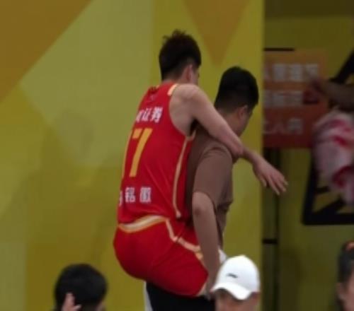 虛驚一場！孫銘徽突破被犯規(guī)倒地捂著腳踝被背出場后又返場作戰(zhàn)
