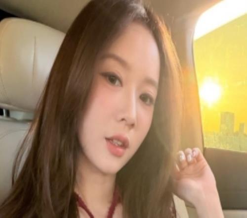 无畏契约主持戈曼妮分享照片：今天的妮是橙红色的