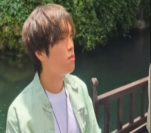 BLG發(fā)布隊(duì)員乘坐游船視頻：Bin面無(wú)表情向粉絲比心