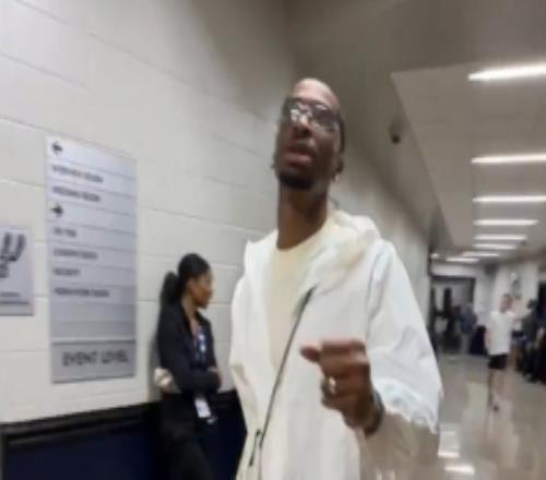 西決來了！NBA官方曬亞歷山大入場：蛤蟆鏡+小挎兜步伐相當(dāng)自信