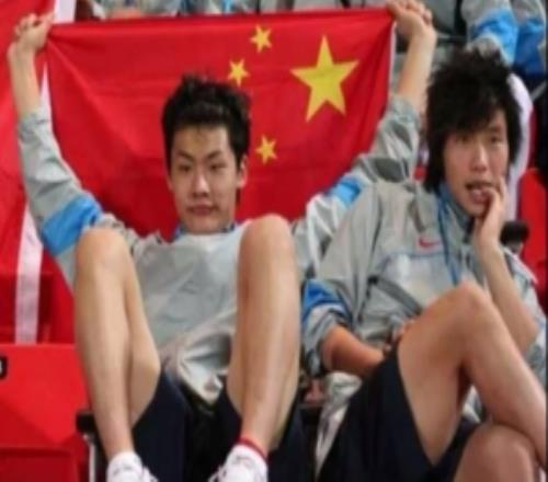 球迷拿王大雷陳濤合照簽名，王大雷調侃：不知道陳濤能不能下課