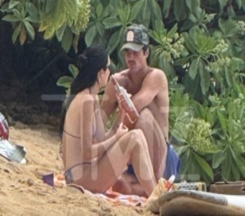 布克可以死心了！肯豆身穿比基尼與雅各布艾洛迪海邊游玩