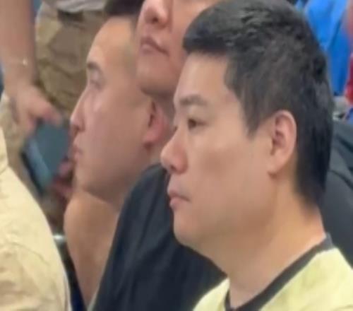 跨界聯動！丁俊暉到北京男籃主場觀戰CBA京滬大戰G3正在進行中
