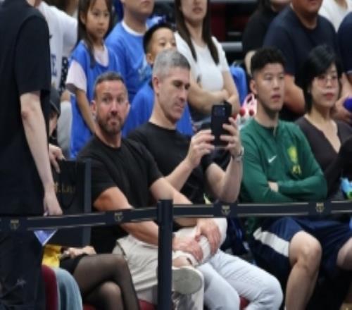 国安主教练蒙哥马利现场观战CBA季后赛北京主场对上海的比赛