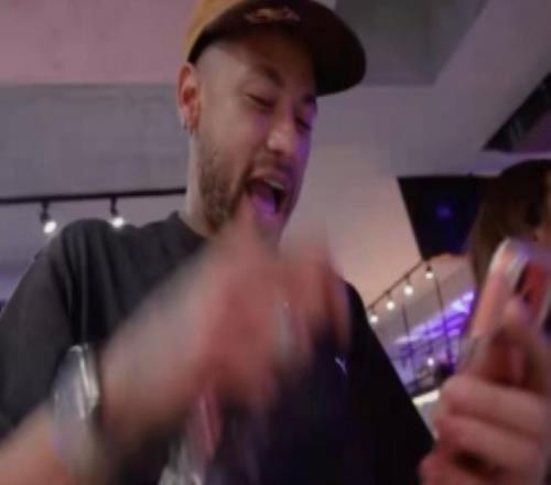拉菲尼亞視頻通話祝賀內馬爾，后者眼含熱淚：我們將贏得世界杯