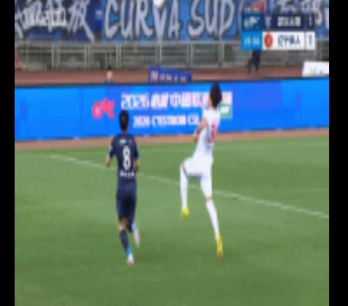 未申訴！三鎮(zhèn)vs鐵人比賽，田德澳停球踢到汪晉賢后腦勺染黃引爭議