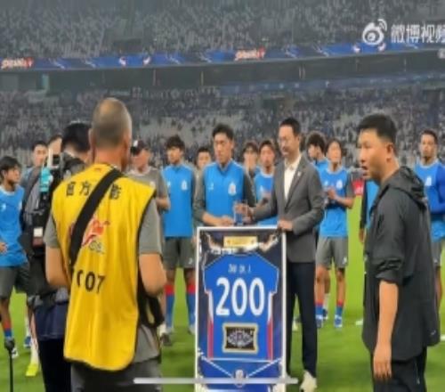 主场战三镇赛前,申花俱乐部为朱辰杰举办200场出场纪念仪式