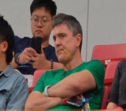 U23國足主帥安東尼奧現(xiàn)身浦東足球場，觀戰(zhàn)海港對陣津門虎的比賽