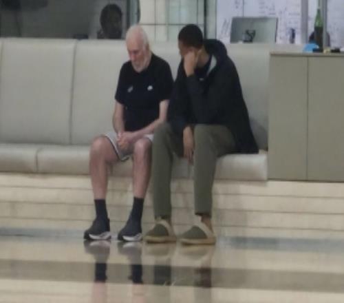 老少傳承！西決G3賽前波波維奇與文班亞馬并肩而坐密切交流