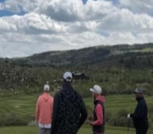 風景美如畫！詹姆斯曬在山區打高爾夫組圖：永恒幸福