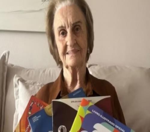 85歲球迷：最想要內(nèi)馬爾的貼紙，缺少他的話我不會(huì)貼完這本貼紙冊(cè)