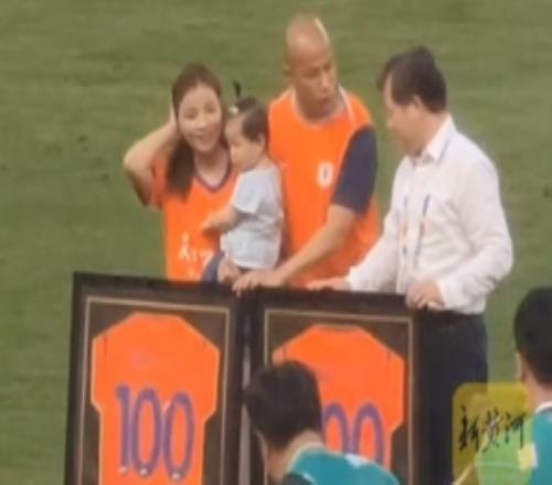 泰山隊(duì)為黃政宇頒發(fā)中超200場(chǎng)、代表泰山隊(duì)出場(chǎng)100場(chǎng)紀(jì)念球衣