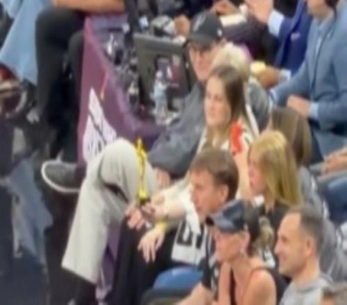 女球迷帶假奧斯卡獎杯戲謔SGA準(zhǔn)備在后者“表演”被犯規(guī)時展示