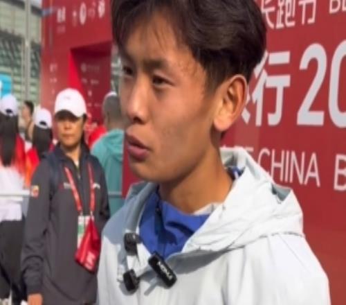 王文杰在日本比賽跑出27分47秒53，刷新男子萬米全國紀錄