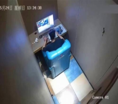 毅力驚人！網(wǎng)友在網(wǎng)吧被女網(wǎng)管誤潑熱水燙到慘叫也不中斷游戲
