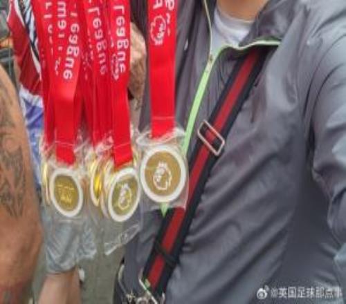 球迷在阿森納冠軍巡游賣獎牌，撕開貼紙寫著：利物浦是冠軍！