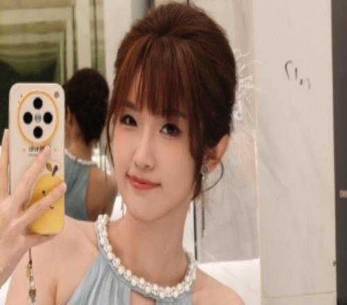 主持人夏安分享照片：兒童節(jié)快樂！昨天下班收到了妹妹的花！