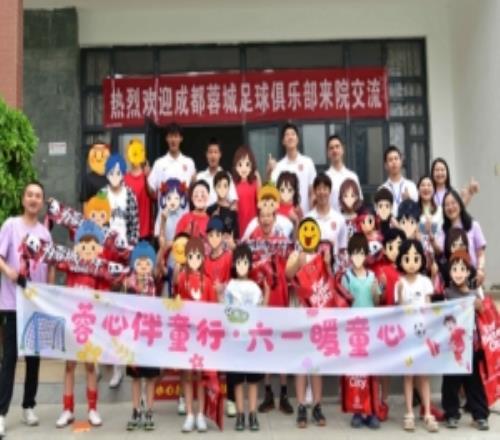 5月31日，蓉城球員走進成都市兒童福利院與孩子們共度了歡樂時光