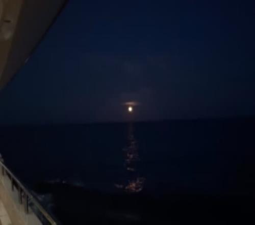 海上生明月！詹姆斯曬在游艇上觀賞夜景：橘色圓月