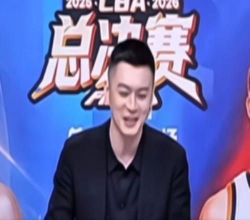 楊鳴調(diào)侃盧偉：藏不住了&“24年的等待”都出來(lái)了上海確有冠軍相