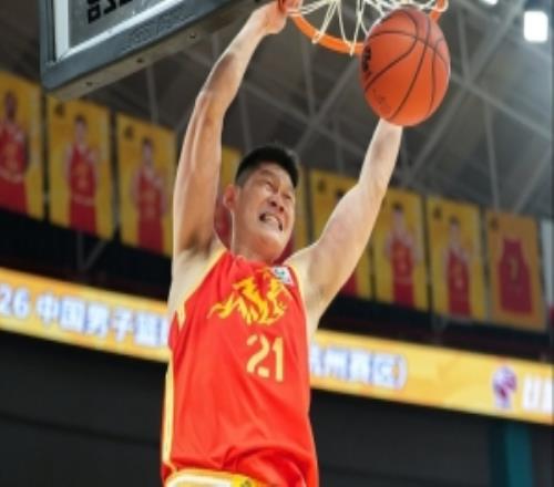 記者：沒有退路的胡金秋再次用行動詮釋了什么叫做球隊領(lǐng)袖