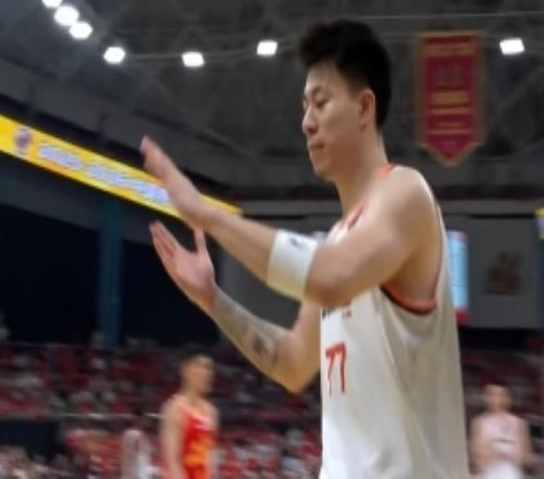 終于得到罰球！張鎮(zhèn)麟奮力拼下前場籃板補(bǔ)籃造犯規(guī)&雙手合十