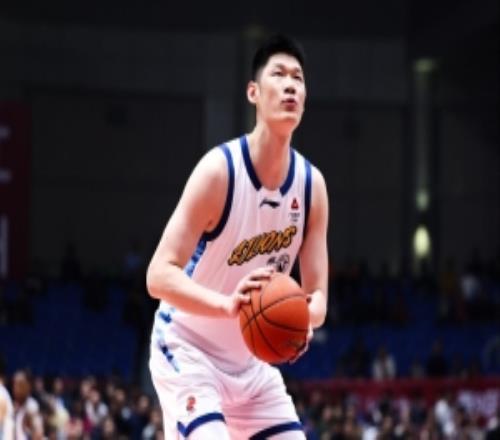 媒體人：胡金秋帶著膝傷在籃下肉搏行勝于言他用行動感染了全隊