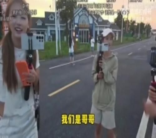 非偷看裙底icon直播與主播打賭輸?shù)娜艘覀€(gè)異性在他她面前假裝摔倒
