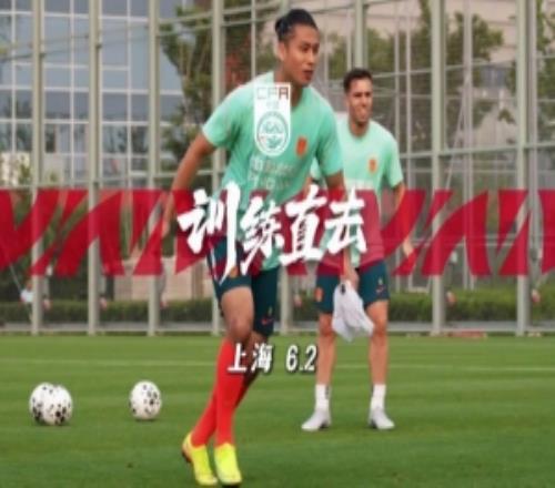 6月2日，中國男足繼續(xù)在上海集訓(xùn)訓(xùn)練前張玉寧和毛偉杰接受采訪