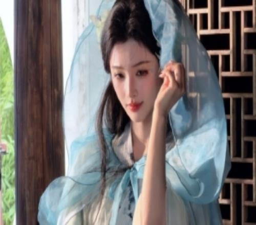 KPL主持人詩詩曬照：蝴蝶纏綿此后莫相離