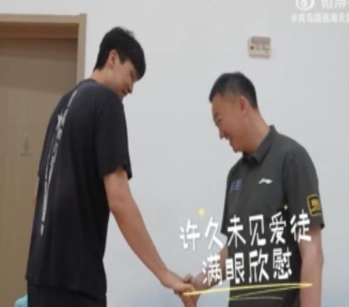 楊瀚森重返青島的"家"見到許久未見的教練隊友們?nèi)庋劭梢姷拈_心