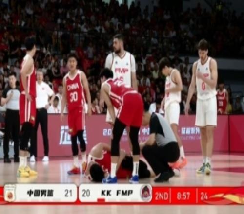 希望沒(méi)事??！徐昕被對(duì)手撞倒在地緩了緩后被換下場(chǎng)