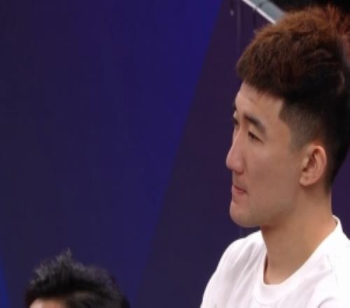 心里是不是很著急呢孫銘徽現(xiàn)身場邊因發(fā)燒缺席關鍵戰(zhàn)G5！